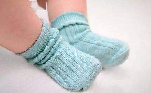 寶寶秋冬睡覺要不要穿襪子？兒科專家告訴你真相